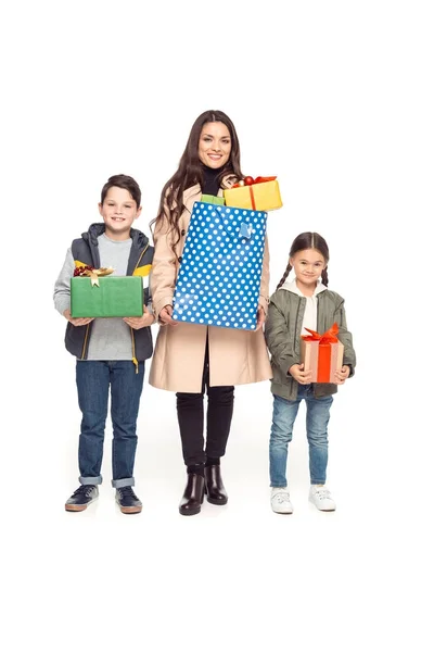 Mãe e crianças com sacos de compras — Fotografia de Stock