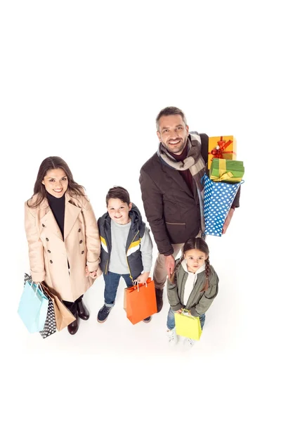 Famiglia in possesso di borse della spesa — Foto Stock