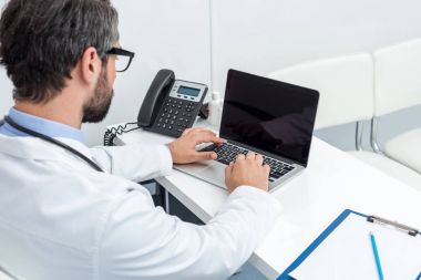 dizüstü bilgisayar kullanan doktor
