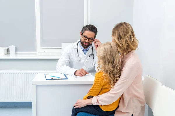 Mother and daughter visiting pediatrist — Stock Photo, Image