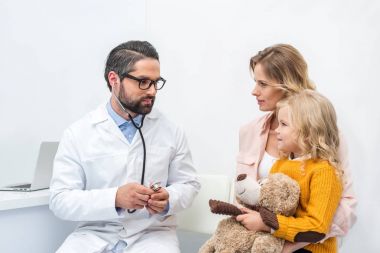 Anne ve kızı pediatrist ziyaret