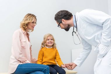 Anne ve kızı pediatrist ziyaret