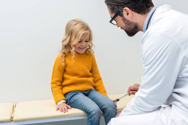 kız için nöroloji sınav yapma pediatrist