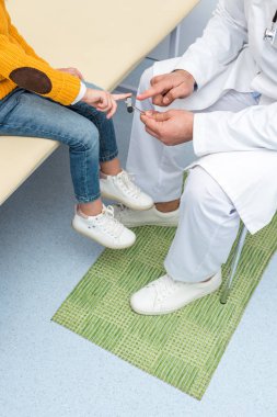 pediatrist gösteren refleks çekici kız için