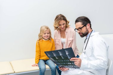 pediatrist gösteren x-ışını