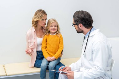 Anne ve kızı pediatrist ziyaret