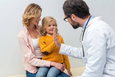kız için yüksek beş veren pediatrist