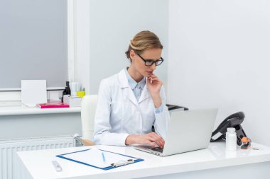 dizüstü bilgisayar kullanan kadın doktor