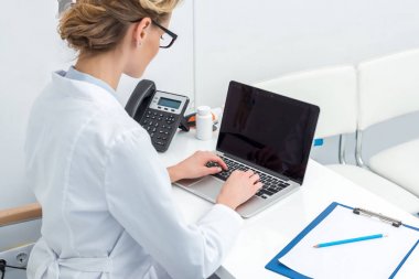 dizüstü bilgisayar kullanan kadın doktor