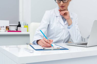 Kadın doktor Pano'da yazma