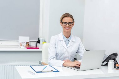 dizüstü bilgisayar kullanan kadın doktor