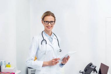 Dijital tablet kullanan kadın doktor