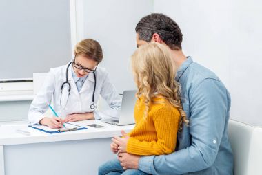 adam kızı pediatrist ziyaret ile