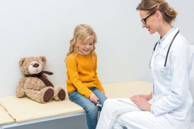 Nöroloji sınav için doktor yapıyor kız