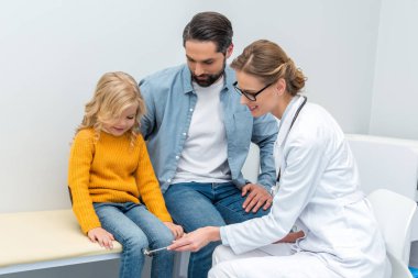 kız için nöroloji sınav yapıyor doktor