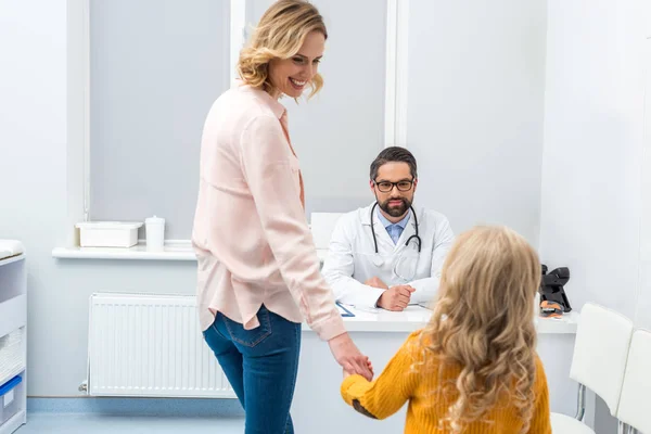 Madre e hija visitando a pediatra — Foto de Stock