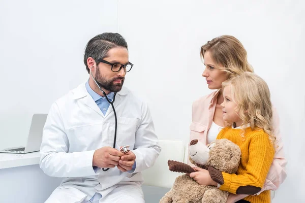 Madre e hija visitando a pediatra —  Fotos de Stock