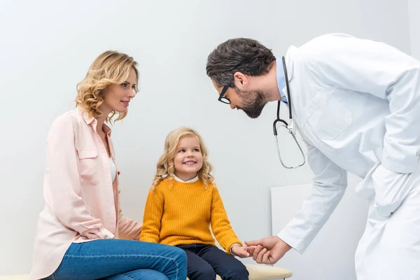 Madre e hija visitando a pediatra — Foto de Stock