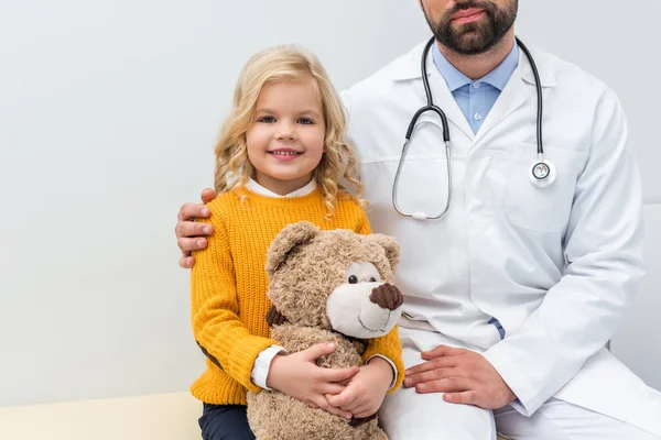 Kinderärztin mit kleinem Mädchen — Stockfoto