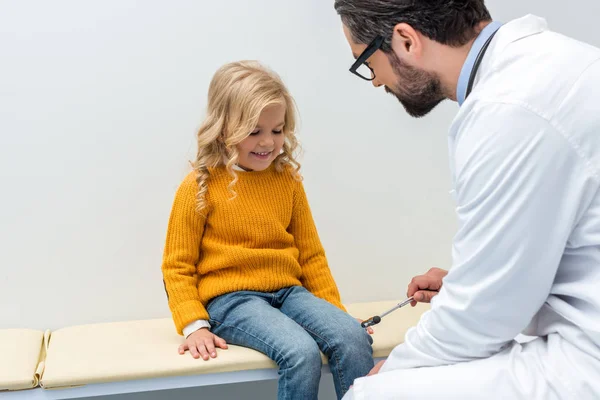 Pediatra fazendo exame de neurologia para menina — Fotografia de Stock