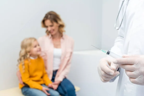 Pediatrist met spuit voor injectie — Stockfoto