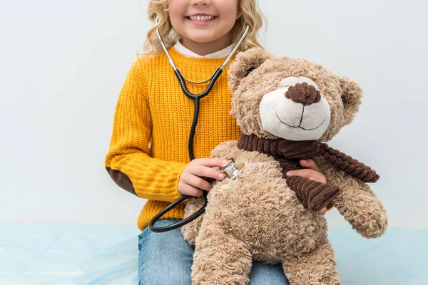 Chica escuchando peluche oso aliento — Foto de Stock