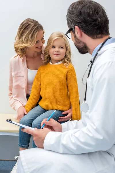 Madre e hija visitando a pediatra — Foto de Stock