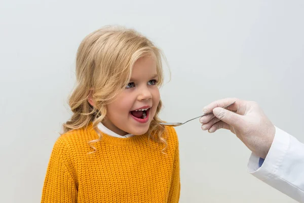 Pediatra dando mezcla a chica — Foto de Stock