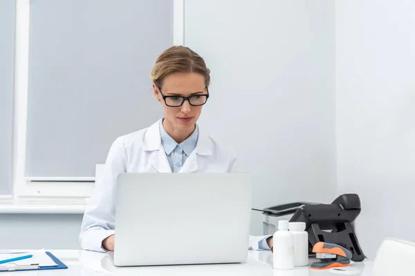 Female doctor using laptop — Stock Photo, Image