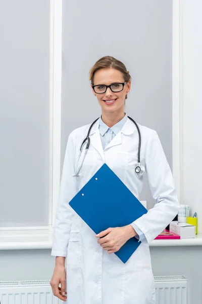 Ženský lékař se schránkou — Stock fotografie