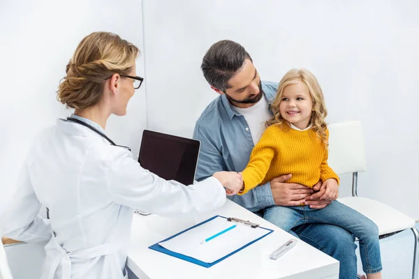 Küçük kızın el sallayarak doktor — Stok fotoğraf