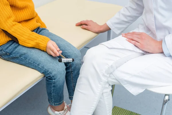 Mädchen macht neurologische Untersuchung für Arzt — Stockfoto