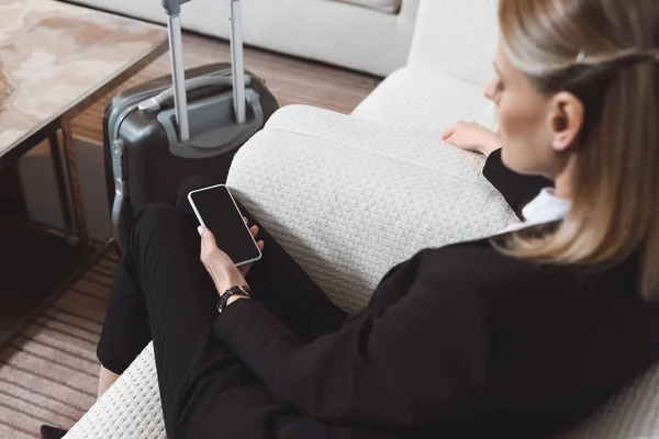 Empresária com smartphone no quarto de hotel — Fotografia de Stock