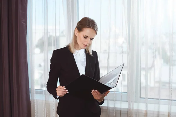 Businesswoman holding folder — Stock Photo, Image