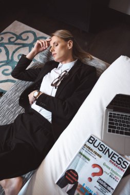 Otel odasında uyuyan iş kadını