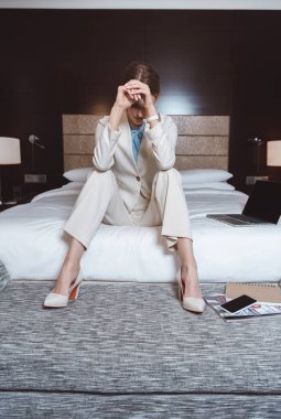 otel odasında çok çalışan iş kadını