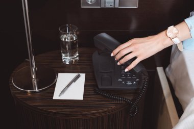 Otelde telefonla konuşurken işkadını