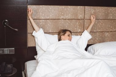kadın otel odasında uyanmak