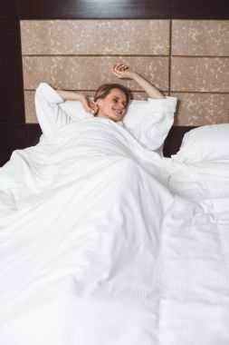 kadın otel odasında uyanmak