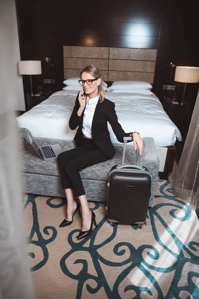 Business woman using smartphone in hotel room — стоковое фото