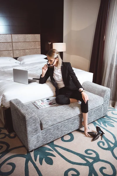 Businesswoman using laptop in hotel room — Stock Photo, Image