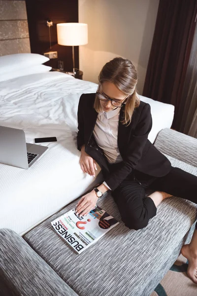 Empresária leitura revista no hotel — Fotografia de Stock