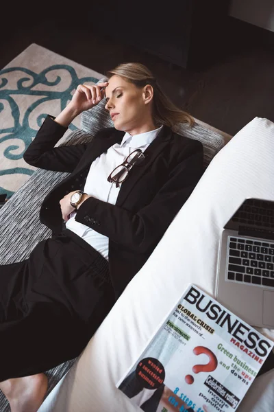 Businesswoman sleeping in hotel room — Stock Photo, Image