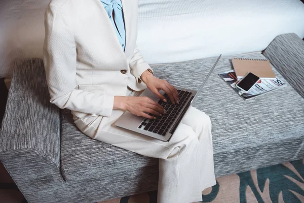 Деловая женщина с ноутбуком в гостиничном номере — Бесплатное стоковое фото