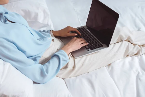 在酒店的房间里使用笔记本电脑的女商人 — 图库照片