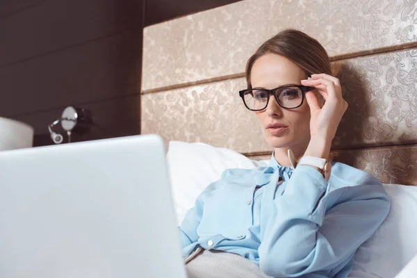 Donna d'affari che utilizza il computer portatile in camera d'albergo — Foto Stock