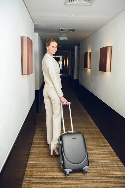 Mujer de negocios con maleta en hotel — Foto de stock gratis