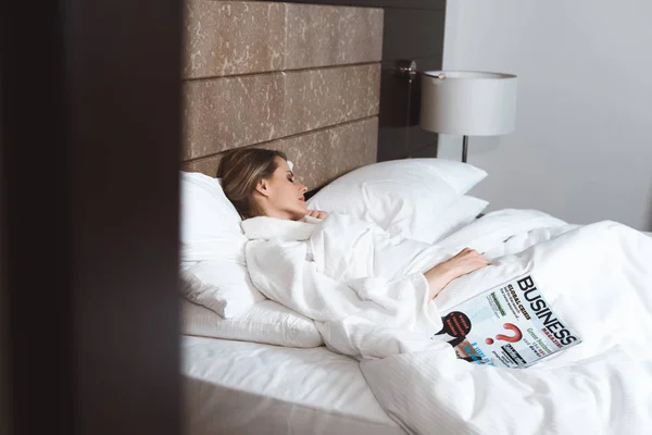 Vrouw met het tijdschrift slapen in bed — Stockfoto