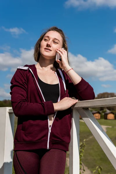 Mujer en ropa deportiva hablando por teléfono — Foto de stock gratis