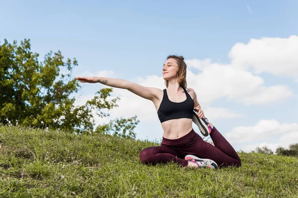 Frau in einbeiniger Königstauben-Pose — Stockfoto